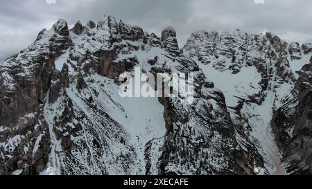 Felsige Schneeberge und Wolken Stockfoto