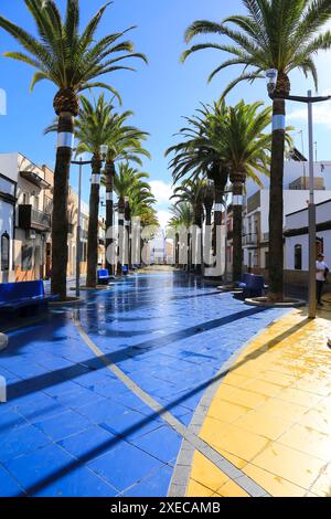 Isla Cristina, Huelva, Andalusien, Spanien - 23. Oktober 2023: Farbenfrohe Promenade Paseo de las Palmeras in Isla Cristina, Huelva Stockfoto