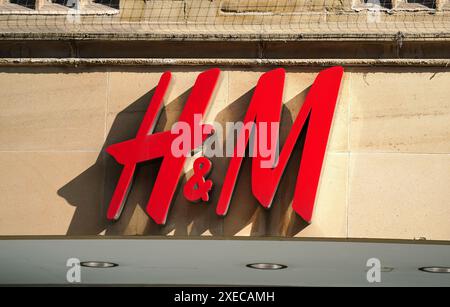 Aktenfoto vom 18. Januar 04/23 mit einer allgemeinen Ansicht eines H&M-Geschäfts in Sheffield, Großbritannien. Die High Street Fashion Chain H&M hat ihre „besten Ergebnisse seit vielen Jahren“ im Frühjahrshandel bejubelt, warnte aber vor einem Umsatzerfolg im Juni aufgrund des unwirtlichen Wetters. Ausgabedatum: Donnerstag, 27. Juni 2024. Stockfoto