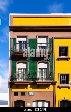 Isla Cristina, Huelva, Andalusien, Spanien - 23. Oktober 2023: Schöne und farbenfrohe Häuser in Isla Cristina Stadt, Huelva Stockfoto