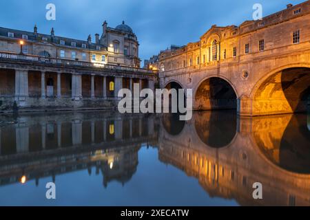 Abendlichter zur Beleuchtung der Pulteney Bridge in Bath, Somerset, England. Sommer (Juni) 2019. Stockfoto