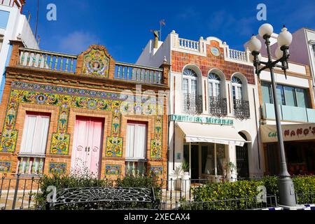 Isla Cristina, Huelva, Andalusien, Spanien - 23. Oktober 2023: Schöne und farbenfrohe Häuser in Isla Cristina Stadt, Huelva Stockfoto