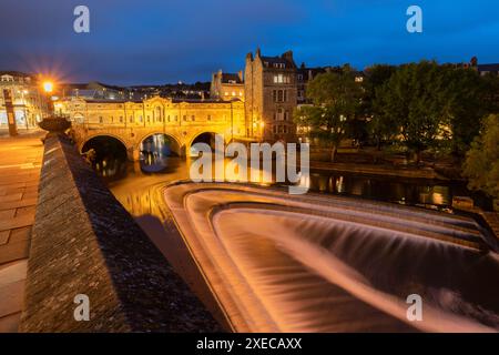 Nachtaufnahme der Pulteney Bridge und des River Avon Wer, Bath, Somerset, England. Sommer (Juni) 2019. Stockfoto