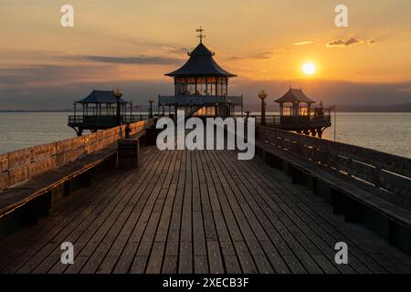 Sonnenuntergang über dem Clevedon Pier und seiner Pagode, Clevedon, Somerset, England. Sommer (Juli) 2019. Stockfoto