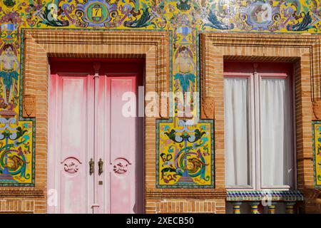 Isla Cristina, Huelva, Andalusien, Spanien - 23. Oktober 2023: Schöne und farbenfrohe Häuser in Isla Cristina Stadt, Huelva Stockfoto