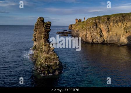 Luftaufnahme eines Meeresstapels mit den Überresten von Castle Sinclair Girnigoe auf den Klippen dahinter. Wick, Schottland Stockfoto