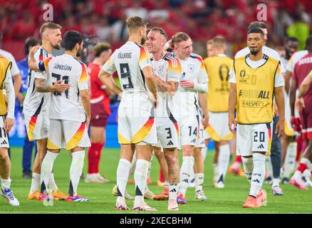 Robert Andrich, DFB 23 Ilkay Gündogan, DFB 21 Niclas Füllkrug, DFB 9 David Raum, DFB 3 Benjamin Henrichs, DFB 20 feiern nach der Gruppe Ein Bühnenspiel DEUTSCHLAND - SCHWEIZ 1-1 der UEFA-Europameisterschaften 2024 am 23. Juni 2024 in Frankfurt. Fotograf: Peter Schatz Stockfoto