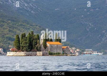 St. George Island in der Nähe von Perast, Montenegro und Booten Stockfoto