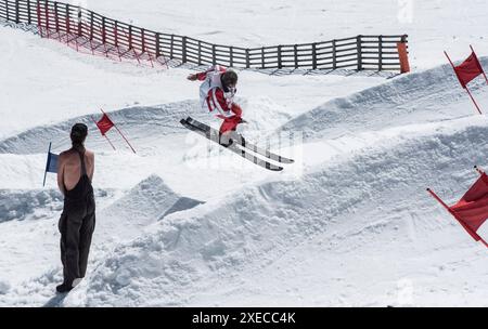 Sprung beim Skifahren Stockfoto