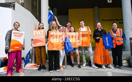 Brighton UK 27. Juni 2024 - der Kandidat der Grünen Partei für Brighton Pavilion Sian Berry tritt heute Morgen dem Junior Doctors Strike vor dem Royal Sussex County Hospital bei : Credit Simon Dack / Alamy Live News Stockfoto