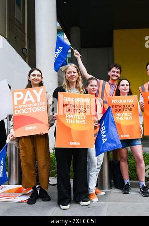 Brighton UK 27. Juni 2024 - der Kandidat der Grünen Partei für Brighton Pavilion Sian Berry tritt heute Morgen dem Junior Doctors Strike vor dem Royal Sussex County Hospital bei : Credit Simon Dack / Alamy Live News Stockfoto