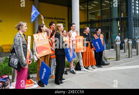 Brighton UK 27. Juni 2024 - der Kandidat der Grünen Partei für Brighton Pavilion Sian Berry tritt heute Morgen dem Junior Doctors Strike vor dem Royal Sussex County Hospital bei : Credit Simon Dack / Alamy Live News Stockfoto