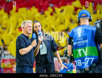 Esther Sedlaczek, Moderatorin ARD Sport Moderatorin, Sportmoderatorin, Journalistin, Bastian SCHWEINSTEIGER, Co-Moderator ARD in der Gruppe A Stage Match DEUTSCHLAND - SCHWEIZ 1-1 der UEFA Europameisterschaften 2024 am 23. Juni 2024 in Frankfurt, Deutschland. Fotograf: Peter Schatz Stockfoto