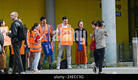 Brighton UK 27. Juni 2024 - Junior Doctors streiken heute Morgen vor dem Royal Sussex County Hospital : Credit Simon Dack / Alamy Live News Stockfoto