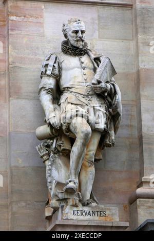 Denkmal von Miguel de Cervantes Saavedra vor der spanischen Nationalbibliothek in Madrid Stockfoto