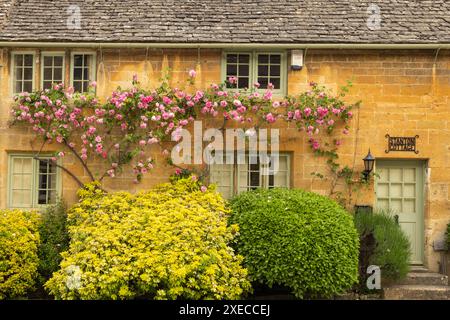 Hübsches Ferienhaus im Cotswolds-Dorf Stanton, Gloucestershire, England. Frühjahr (Mai) 2024. Stockfoto