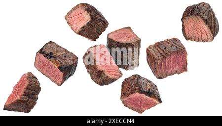 Mittelseltene Steakstücke, geschnittene gegrillte Rindfleischwürfel auf weißem Hintergrund Stockfoto