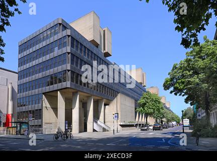 University College London, IOE-Gebäude am Bedford Way, Bloomsbury, London. Brutalistisches Gebäude aus den 1960er Jahren, entworfen von Denys Lasdun. Stockfoto