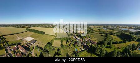 180 Grad Panoramablick auf die Drohne des Weald of Kent mit Blick nach Osten von oberhalb des Dorfes Chart Sutton in der Nähe von Maidstone, Kent, Großbritannien. Stockfoto