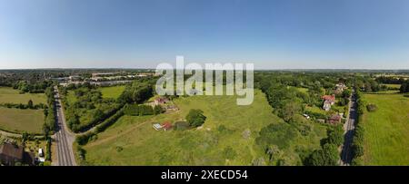 Panoramablick auf die hohe Drohne über den Weald of Kent, Blick nach Westen von Staplehurst Dorf, in der Nähe von Maidstone, Kent, Großbritannien. Stockfoto