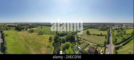 Panoramablick über die hohe Drohne über den Weald of Kent mit Blick nach Osten von Staplehurst Dorf, in der Nähe von Maidstone, Kent, Großbritannien. Stockfoto