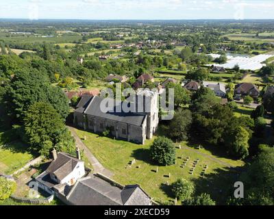 St. Mary's Church, Sutton Valence, in der Nähe von Maidstone - und The Weald of Kent. Blick von einer Drohne, Blick nach Südosten, Mitte Juni Stockfoto