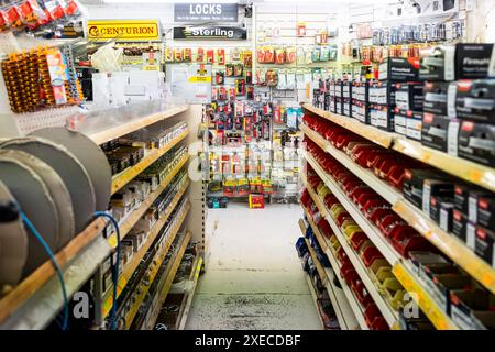 Baumaterial zum Verkauf in einem unabhängigen Baumarkt in Cornwall, Großbritannien. Stockfoto