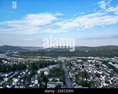 Luftaufnahme. Blick entlang der Koblenzer Straße in Richtung HTS Auffahrt. Im Hintergrund die Siegtalbrücke der Autobahn A45. Sommer im Siegerland am 27.06.2024 in Siegen/Deutschland. *** Luftaufnahme entlang der Koblenzer Straße in Richtung HTS-Einfahrt im Hintergrund die Siegtalbrücke Siegtal der Autobahn A45 Sommer in Siegerland am 27 06 2024 in Siegen Deutschland Stockfoto