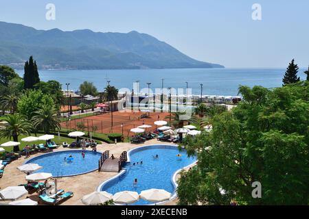 Becici, Montenegro - 12. Juni 2019. Blick auf das Poolhotel in einem beliebten Ferienort Stockfoto