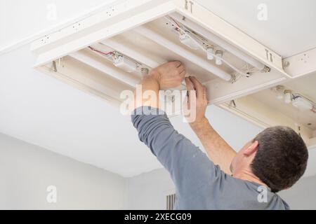 Der Beruf des Elektrikers ist einer der anspruchsvollsten und verantwortungsvollsten Berufe eines Bauarbeiters. Stockfoto