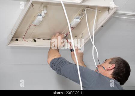 Der Beruf des Elektrikers ist einer der anspruchsvollsten und verantwortungsvollsten Berufe eines Bauarbeiters. Stockfoto