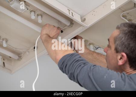 Der Beruf des Elektrikers ist einer der anspruchsvollsten und verantwortungsvollsten Berufe eines Bauarbeiters. Stockfoto