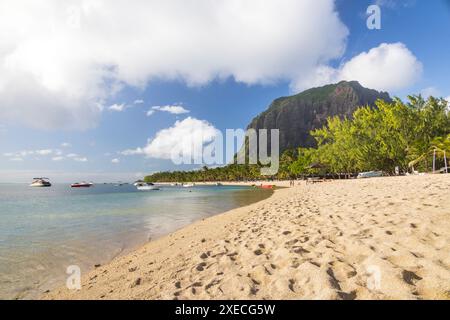 Wunderschöner tropischer Strand in Le Morne auf der Insel Mauritius im Indischen Ozean, Ostafrika. Juni 2024. Stockfoto