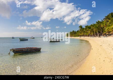 Wunderschöner tropischer Strand in Le Morne auf der Insel Mauritius im Indischen Ozean, Ostafrika. Juni 2024. Stockfoto
