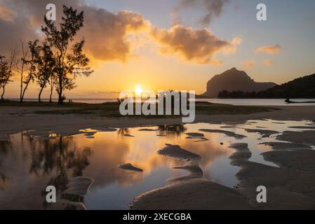 Sonnenuntergang über Le Morne auf Mauritius, Afrika. Frühjahr (Mai) 2024. Stockfoto