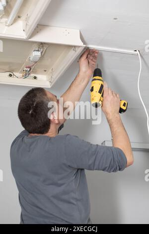 Der Beruf des Elektrikers ist einer der anspruchsvollsten und verantwortungsvollsten Berufe eines Bauarbeiters. Stockfoto