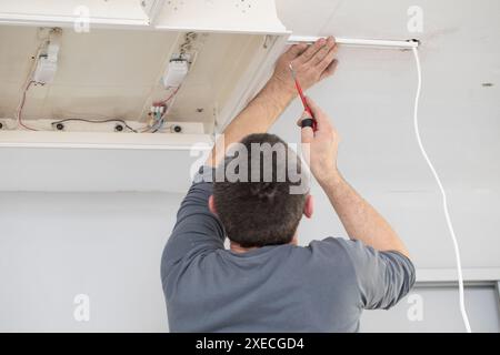 Der Beruf des Elektrikers ist einer der anspruchsvollsten und verantwortungsvollsten Berufe eines Bauarbeiters. Stockfoto