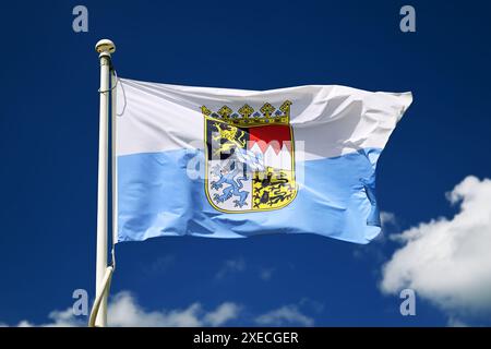 Schwenkende Flagge des Bundeslandes Bayern Stockfoto