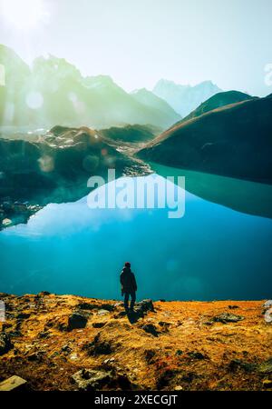 Wanderstand aus der Vogelperspektive am Aussichtspunkt Gokyo Ri Genießen Sie das Panorama auf das Ngozumba-Tal und den Himalaya-Gebirgszug mit dem Gokyo ri-See bei Sonnenaufgang im Herbst Stockfoto