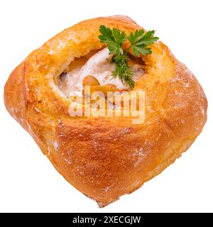 Cremesuppe in Brot isoliert auf weiß Stockfoto