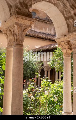 Aix en Provence, Frankreich. Atemberaubender Steinkloster in der Kathedrale Saint Sauveur in Aix-en-Provence. Stockfoto