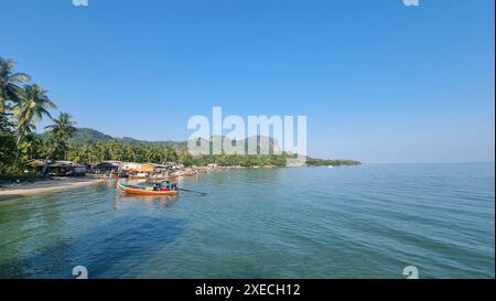 Zwei Boote schweben friedlich auf der ruhigen Wasseroberfläche Stockfoto