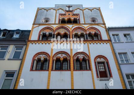 Trier, Rijnland-Palts, Deutschland, 23. März 2024, lebendige Fassade eines romanischen Gebäudes in Trier Stockfoto