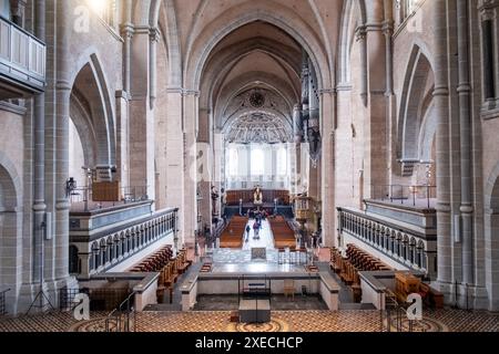 Trier, Rijnland-Palts, Deutschland, 23. März 2024, geräumiges Inneres des Trierer Doms mit Tageslicht Stockfoto