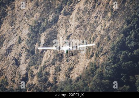 Lukla, Nepal - 14. november 2023: Kleine Flugzeuge starten auf der Landebahn des Tenzing-Hillary Flughafens Lukla - Nepal, Himalaya Stockfoto