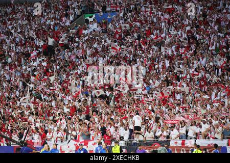 Gelsenkirchen, Deutschland 26. Juni 2024, Fans von Georgien während der UEFA Euro 2024, Gruppe F, Fußballspiel zwischen Georgien und Portugal am 26. Juni 2024 in der Veltins-Arena in Gelsenkirchen Stockfoto