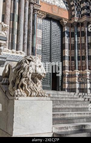 Genua, Italien - 28. Dezember 2023: Der Wachlöwe am Eingang des Duomo - die wichtigste Kirche der Stadt Stockfoto