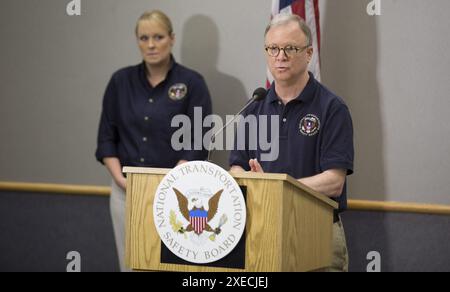 NTSB-Vorstandsmitglied Robert L. Sumwalt und die verantwortliche Ermittlerin Jennifer Morrison beim letzten Mediengespräch vor Ort bezüglich des LKW-Bus-Unfalls in Oklahoma, bei dem vier tödlich verletzt wurden. Davis, OK Unfalluntersuchung. NTSB-Überschrift. Vorstandsmitglieder. Vorsitzender Robert L. Sumwalt Stockfoto