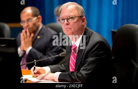 NTSB-Vorstandsmitglied Robert Sumwalt lauscht den Präsentationen während der NTSB-Anhörung zum WMATA-Störlichtbogen-/Rauchereignis am Bahnhof L’Enfant Plaza. L'Enfant Plaza Investigative Hearing. Vorsitzender Robert L. Sumwalt Stockfoto