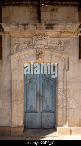 Imposante blaue Tür an der hoch verzierten historischen Cavaillon aus dem 18. Jahrhundert, Synagoge, ungewöhnlich im barocken Rokoko-Stil erbaut. Provence, Frankreich. Stockfoto